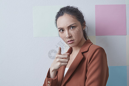 生气的商务女性形象图片