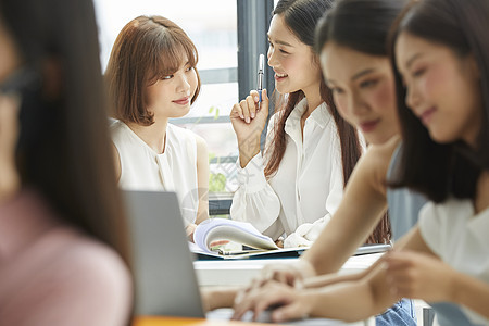 女士20多岁谈判女商务会议图片