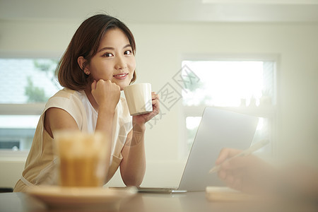 办公楼会议室职业女生意图片