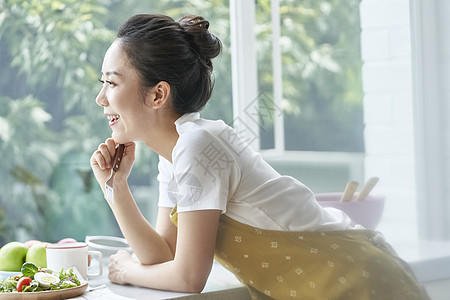 独自用餐吃沙拉的年轻女子高清图片