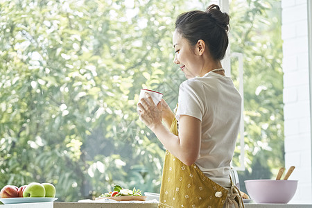 早晨女人生活用餐图片