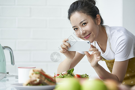 插画夏早晨女人生活用餐拍照背景