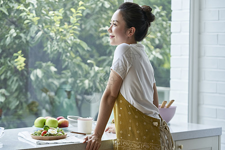 早晨女人生活用餐高清图片