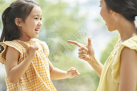 妈妈和女儿一起玩耍图片