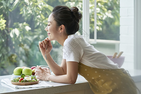 享受下午茶的家庭主妇高清图片