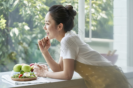 享受下午茶的家庭主妇高清图片