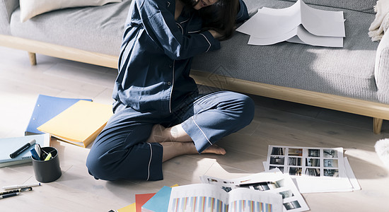 居家整理文件资料的青年女子特写图片