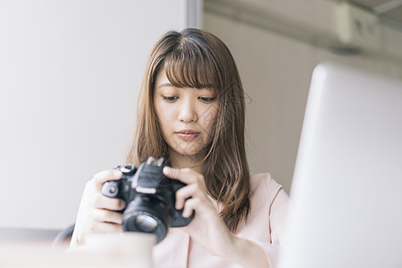 快乐的女企业家看照相机图片