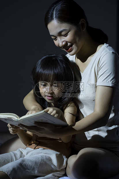 房间妈妈给女儿阅读书籍图片