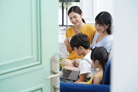 宴会孩子门父母子女妈妈朋友生活图片