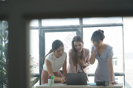 进行商务洽谈的成熟女性图片