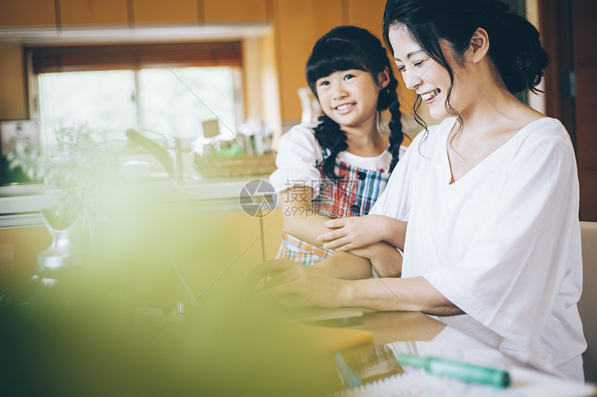 家里开心的母女一家人图片