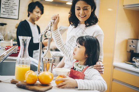 年轻妈妈肖像户内青春父母和孩子的女孩帮助背景