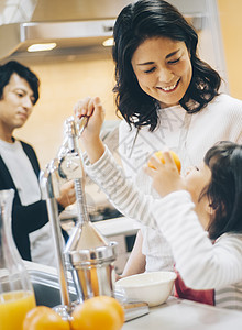 进餐女人父母和小孩父母和孩子的女孩帮助图片