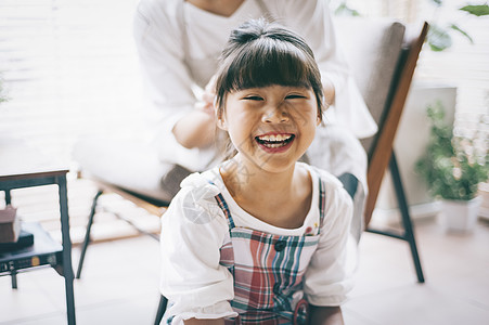 父母和小孩做头发人类父母和孩子的生活方式图片