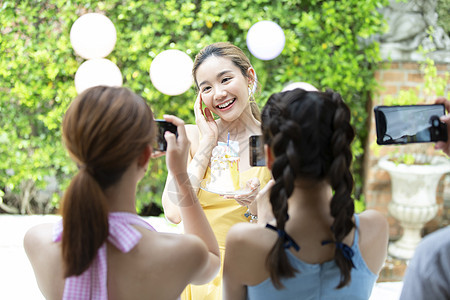 聚会拍纪念照的青年女子连衣裙高清图片素材