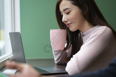 喝的喝咖啡使用电脑的女性背景