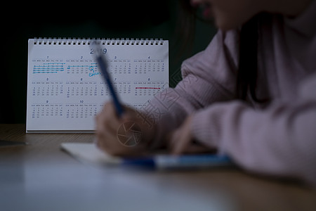 夜晚复习的女学生图片