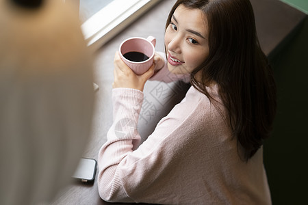 女孩喝咖啡提神背景图片