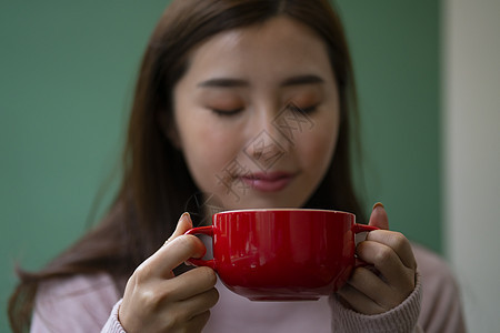 女孩喝咖啡提神图片