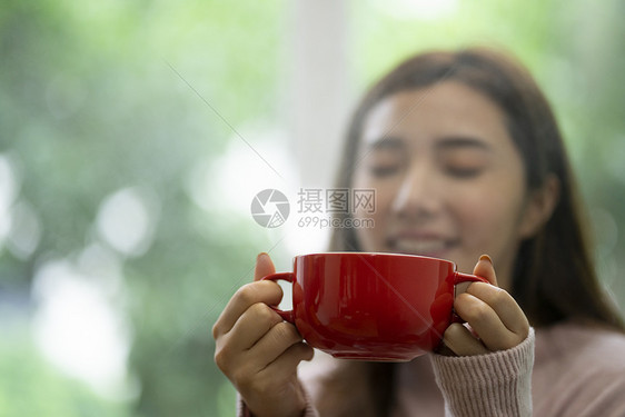 外国人女白领进餐女生活方式餐图片