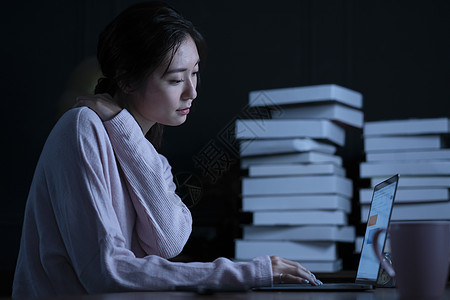 泛亚洲女人网际网路晚上读书图片