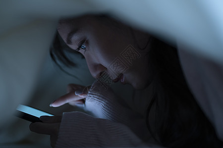 假日生活资料网际网路生活方式智能手机上床睡觉图片