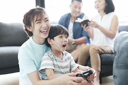 家庭游戏陪孩子玩游戏的母亲背景