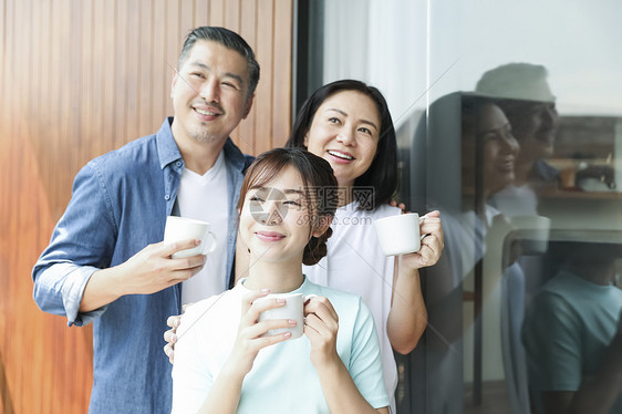 阳台二十多岁泛亚洲家庭生活方式的下午茶时间图片