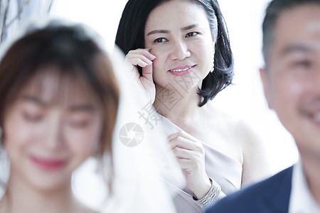 母女图片参加女儿婚礼的女人背景