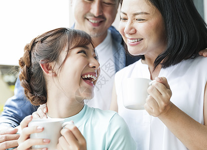 喝饮料女孩一家人的轻松下午茶时光背景