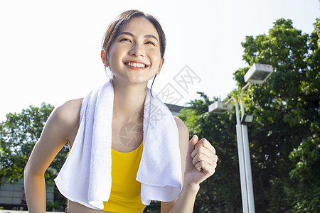 户外跑步健身的青年女子图片