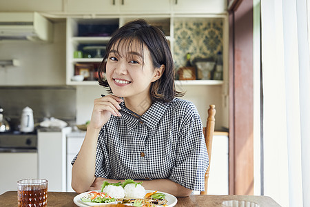 中午丰盛用餐的女人图片