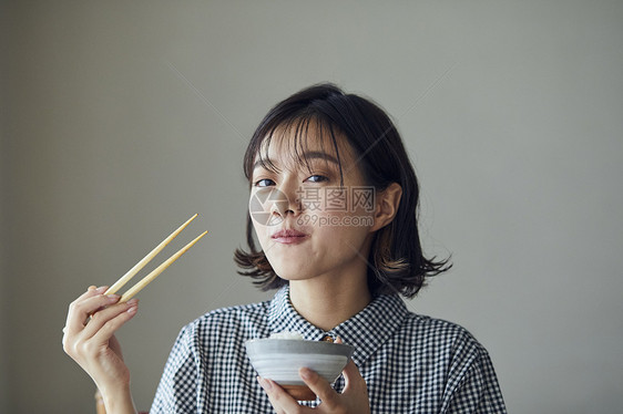 中午吃饭的女人图片