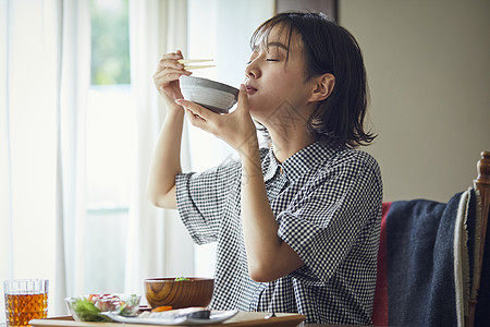 居家女性享受美食图片