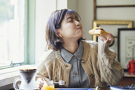 居家女性享受美食图片