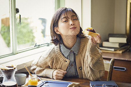 居家女性享受美食图片