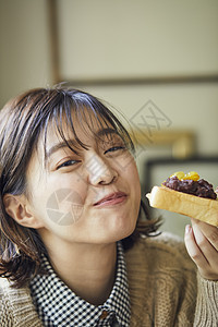 居家女性享受美食图片