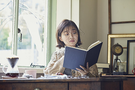 年轻居家美女阅读图片