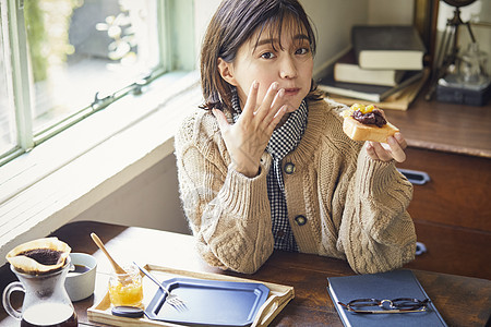 年轻居家美女下午茶图片