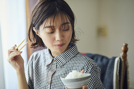 笑容小酒馆笑脸女生活方式餐图片