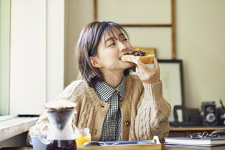 年轻居家美女下午茶图片