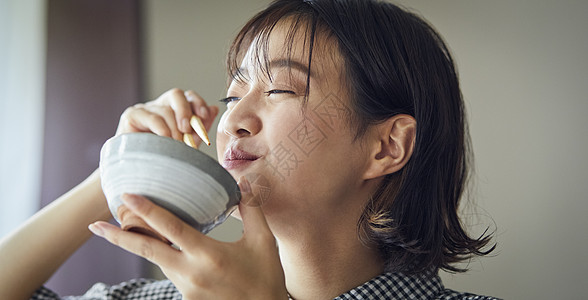 微笑吃饭的女人图片