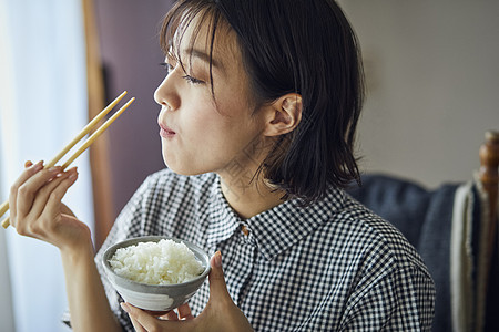 吃米饭的年轻女子图片