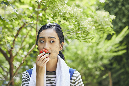 户外吃西红柿的女人图片