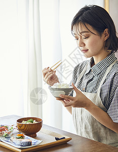 房间品尝美食的女人图片