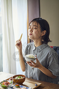 房间独自生活吃饭的女人图片