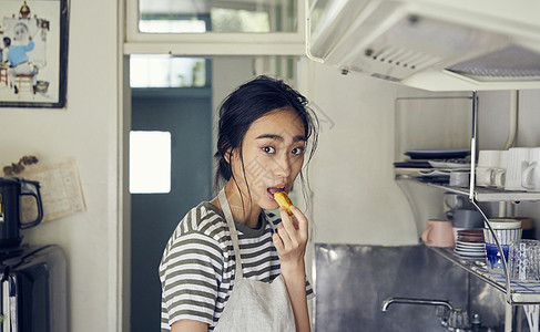 享受美食的女子图片