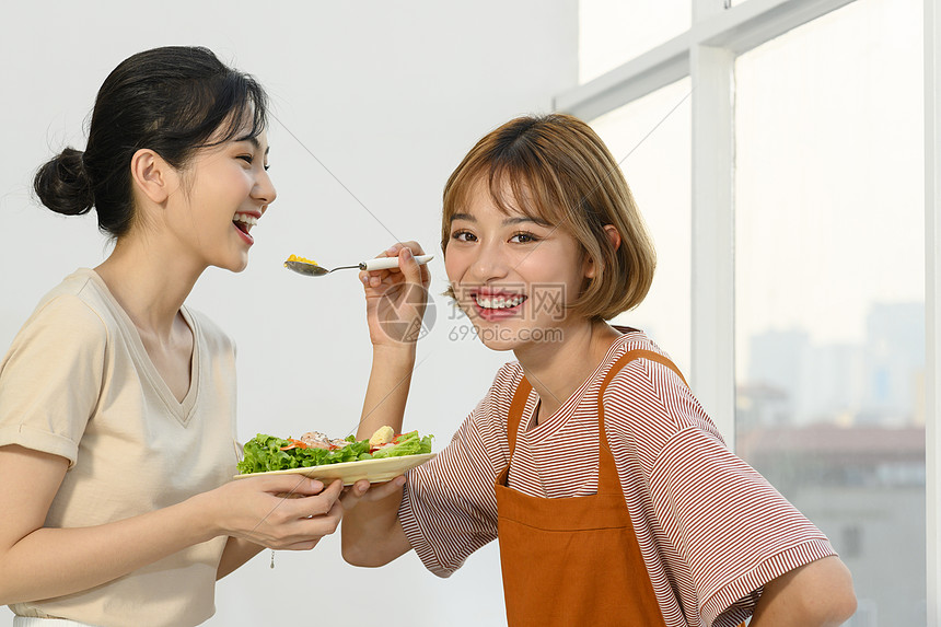 闺蜜在厨房里一起做健康美食图片