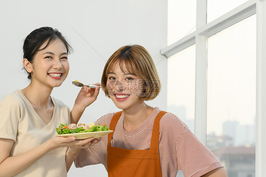 闺蜜在厨房里一起做健康美食图片